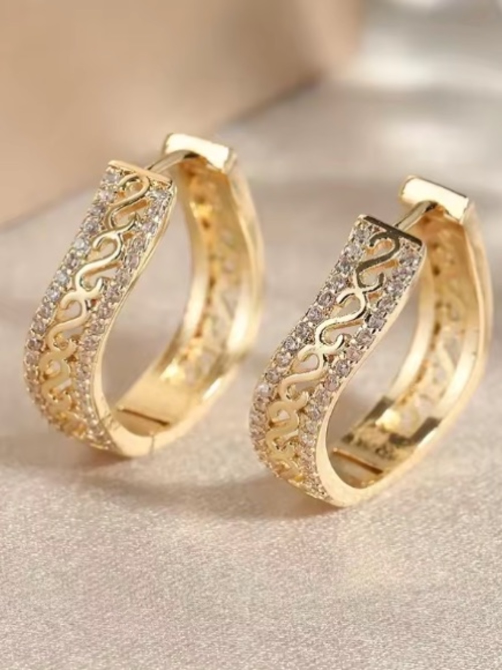 Creative Retro Hollow Design Earrings.